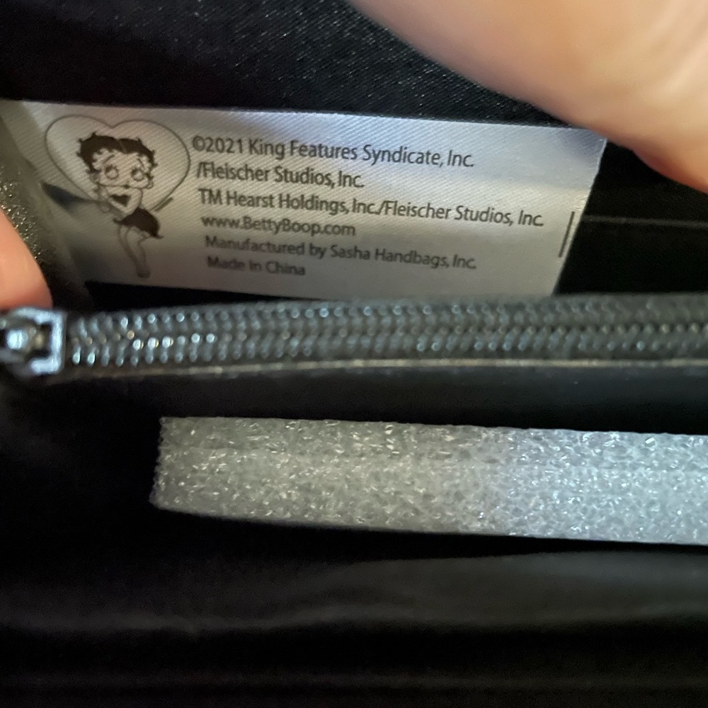 Woman - Picture 4 of 6